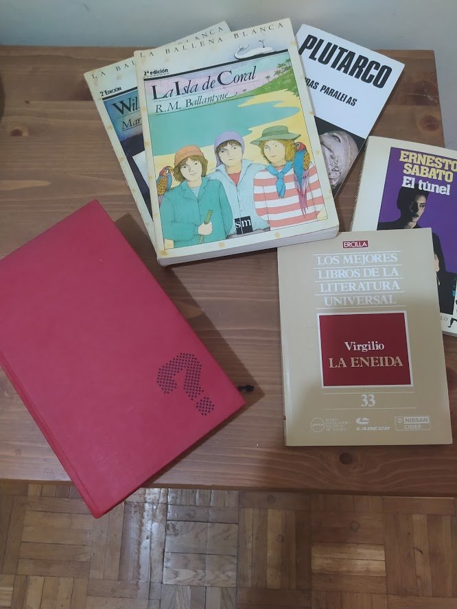 Libros abandonados en la acera