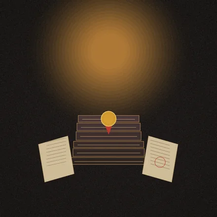 Pila de libros de biblioteca con fichas de catalogación y sellos de crítica literaria bajo luz cálida